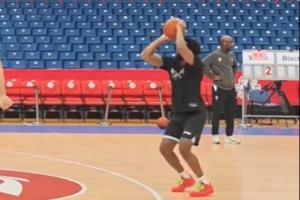 今晚迎来首秀！赛前的投篮训练 上海新援梅肯弧顶三分命中率极高